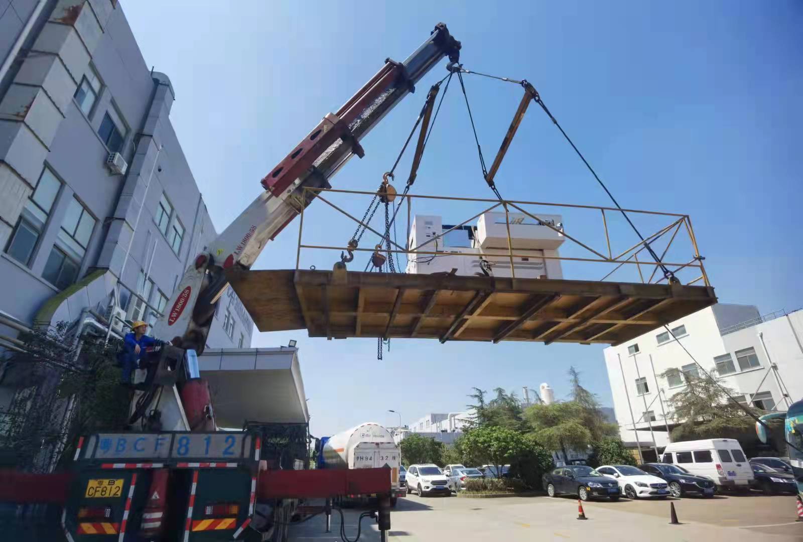 精密半導(dǎo)體設(shè)備的高空吊裝搬運(yùn)工程 精密半導(dǎo)體設(shè)備的高空吊裝搬運(yùn)工程