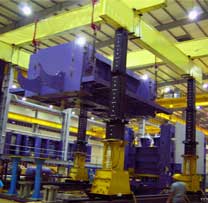 兩組液壓龍門吊安裝大型壓力機 兩組液壓龍門吊安裝大型壓力機